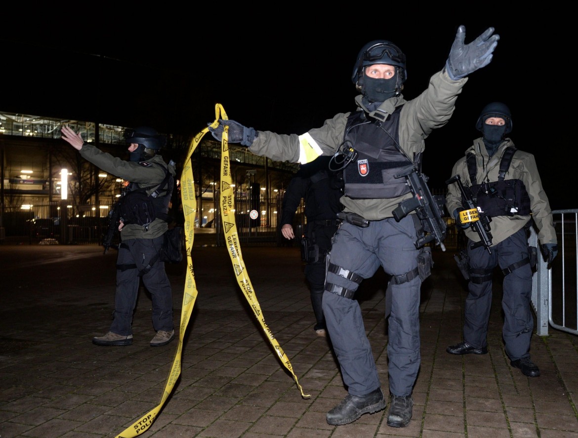 «Bomba allo stadio di Hannover»