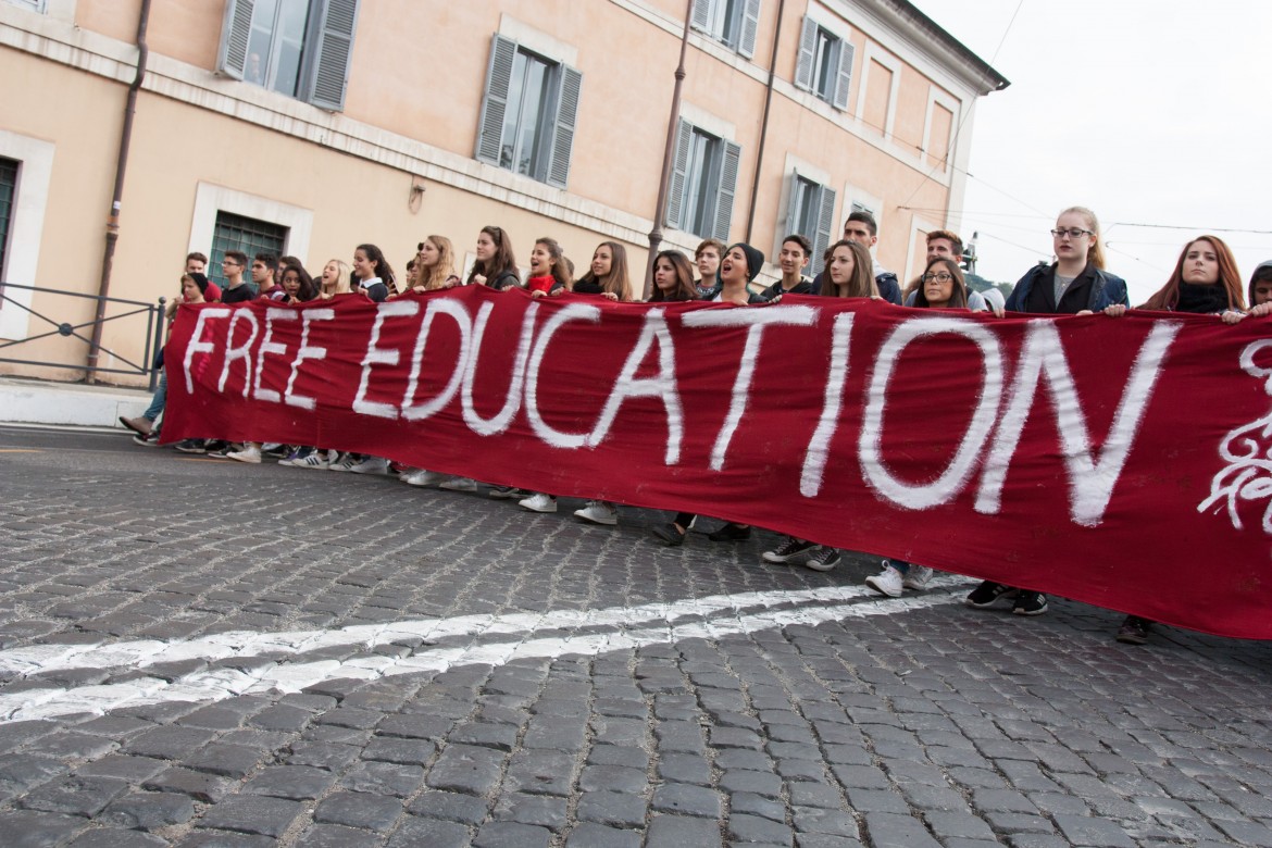 Studenti medi in 70 città per un «No» costituente