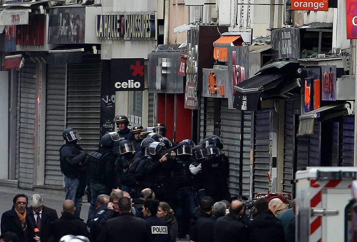 Blitz a Saint Denis, kamikaze si fa esplodere