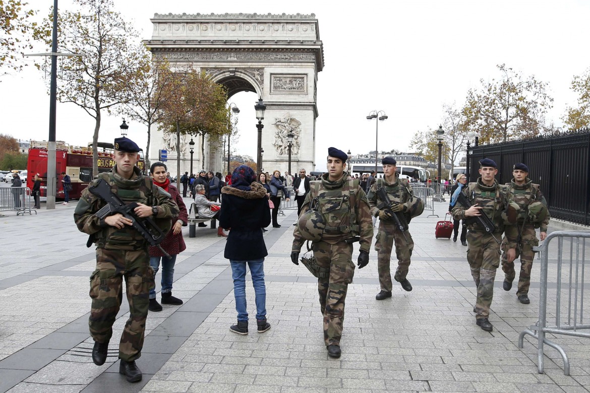 Francia, emergenza continua. Hollande vira a destra