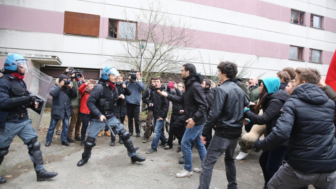 Casa, Social Log Bologna sfida Merola. E la polizia sgombera