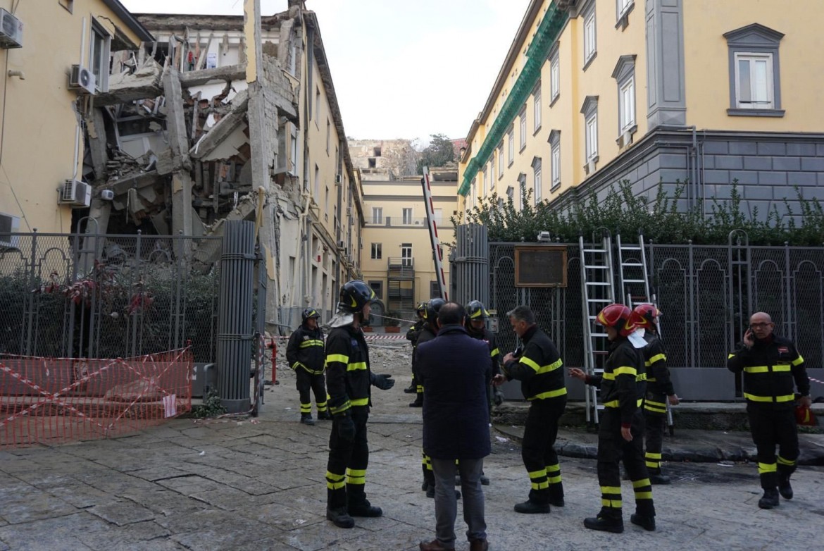 Napoli, crolla l’università