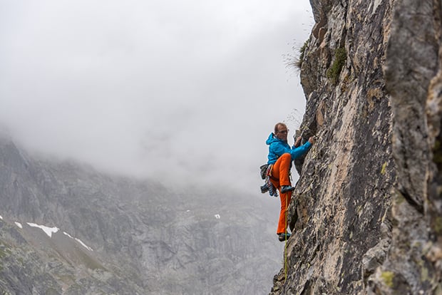 L'alpinista Simone Moro in un momento del programma (foto RaiDue)