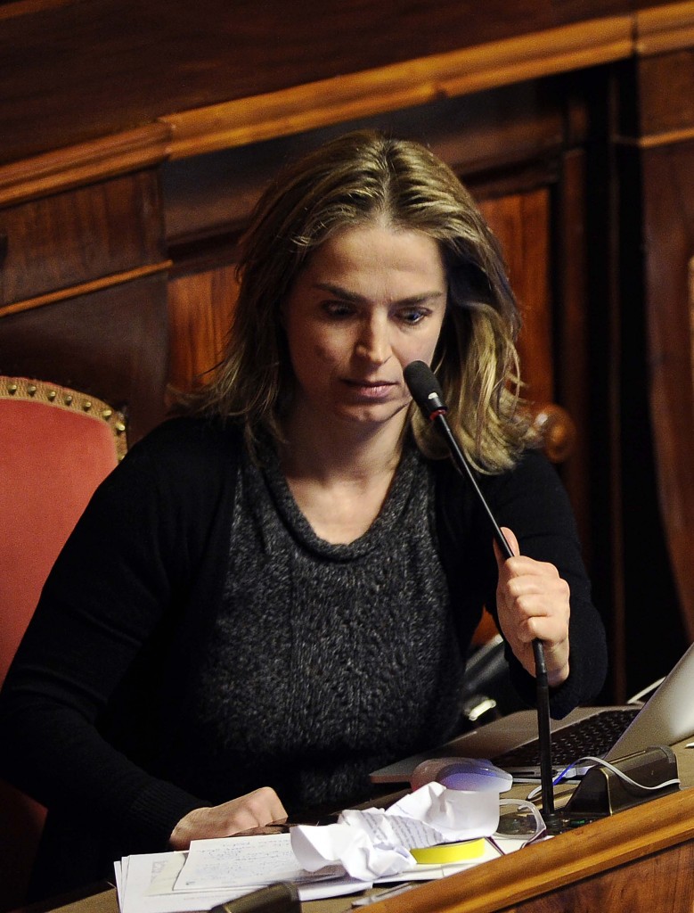 Difende il ministro Boschi, espulsa senatrice del M5S