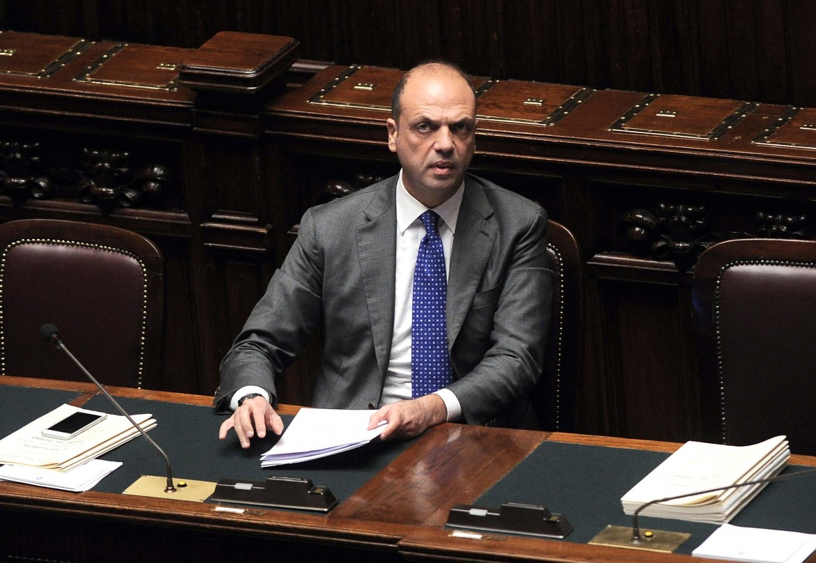 M5S, mozione di sfiducia contro Alfano