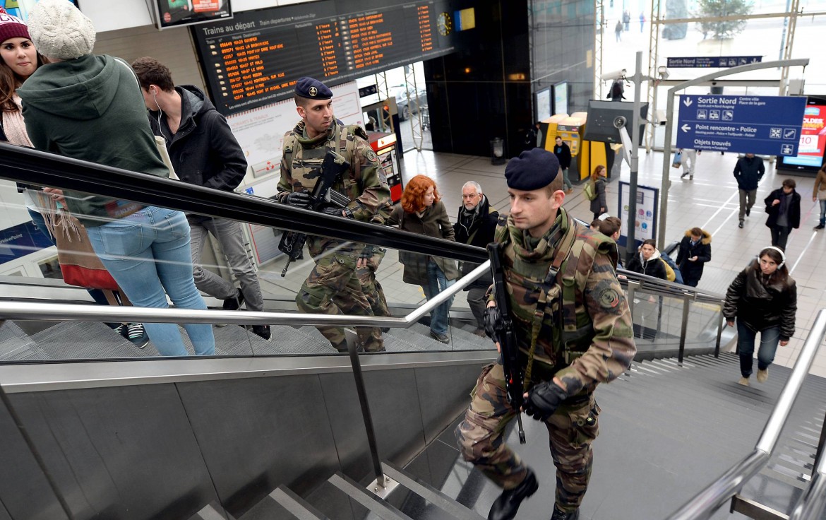 Francia, stato d’emergenza nell’aula vuota