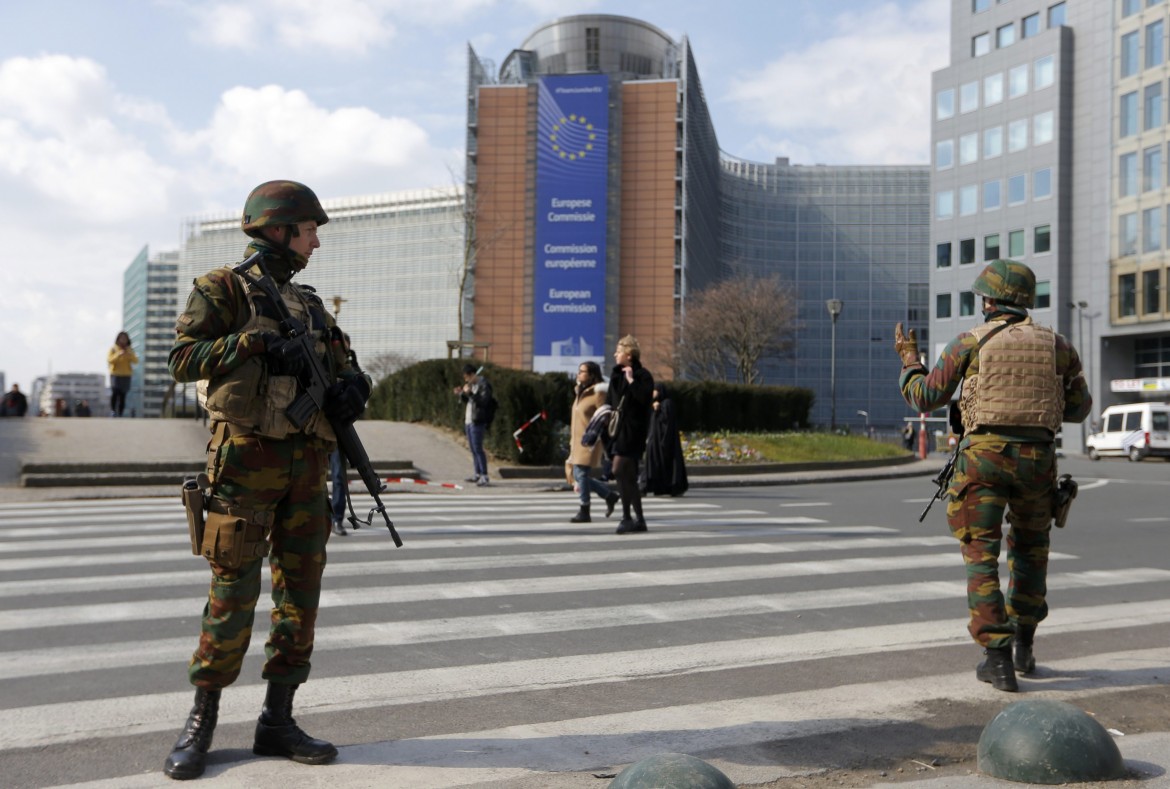 La capitale dell’Ue isolata Polizia in forza alle frontiere