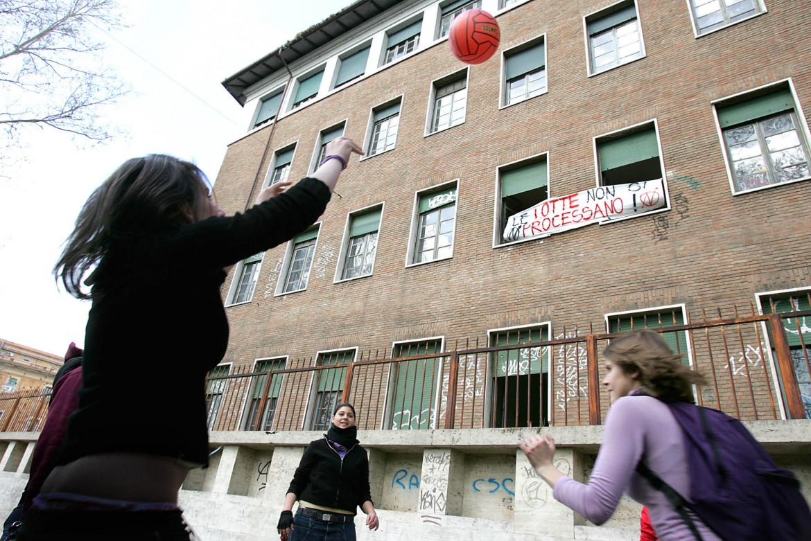 Liceo Virgilio di Roma, solidarietà alla preside solo da destra e poliziotti del Cosap