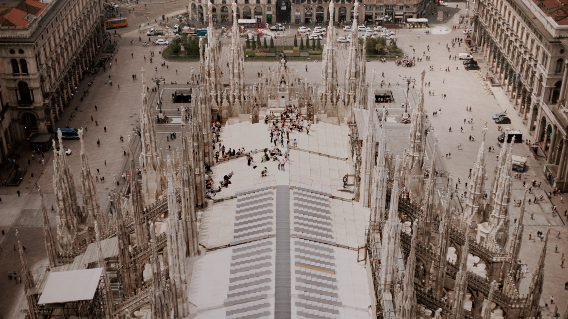 Milano raccontata tra le guglie del duomo