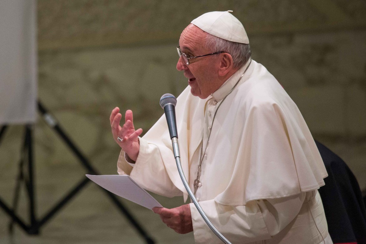 Il papa alle Ardeatine e a Nettuno: «Non più la guerra»