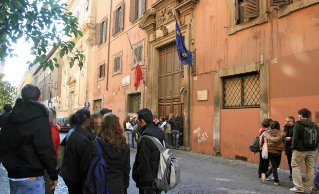 Sgombero del liceo Virgilio, gli studenti: «Un’inutile prova di forza»