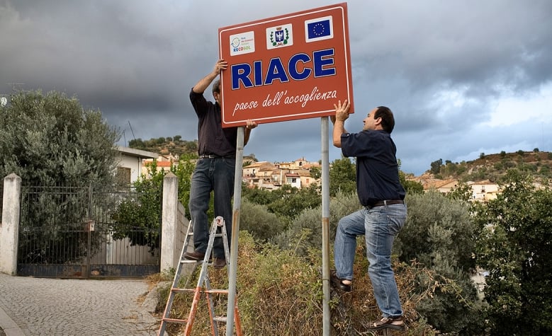 Riace, migliaia di firme per il paese dell’accoglienza