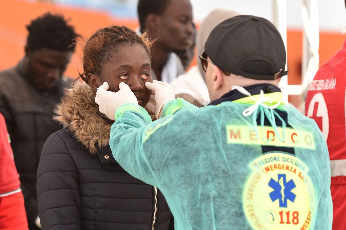 Una tessera sanitaria traccerà i migranti