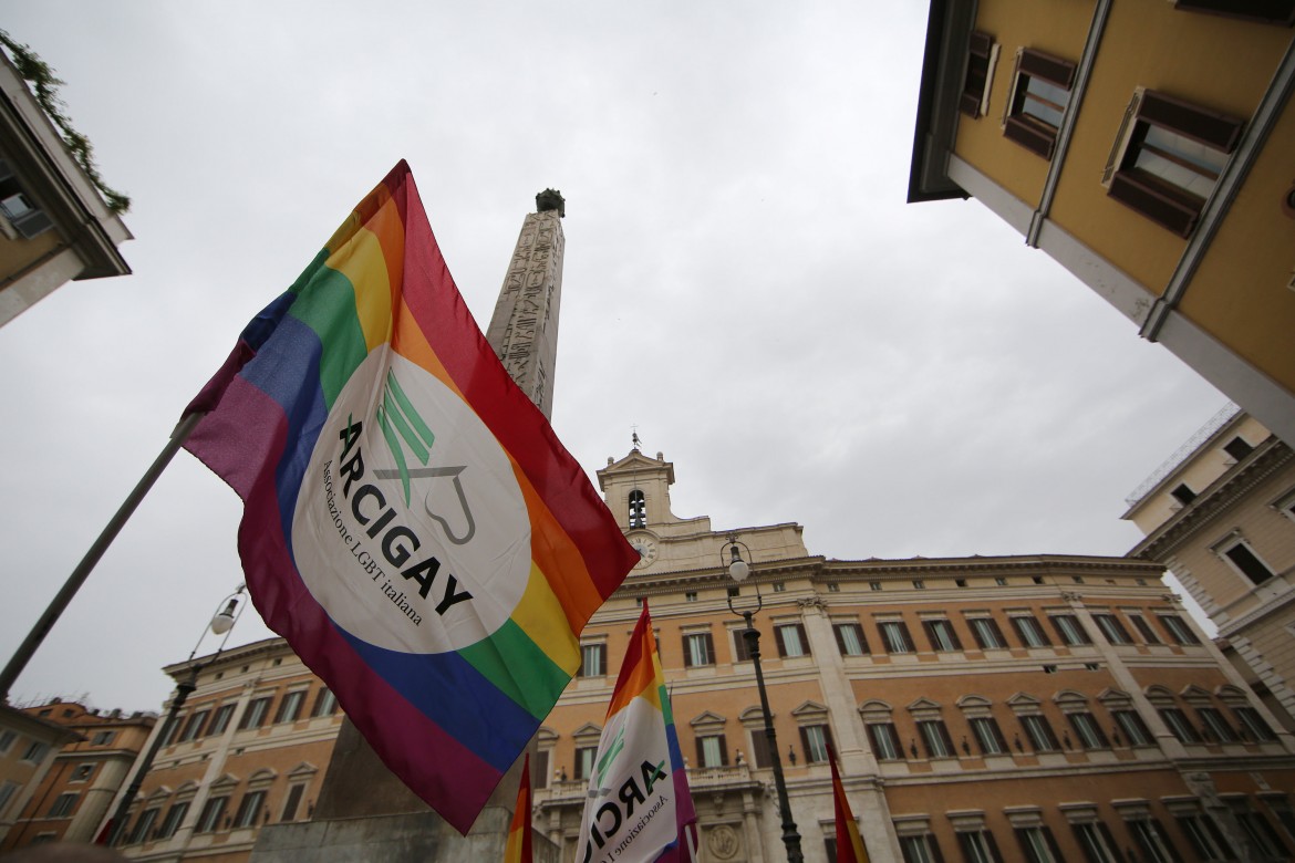 Coppie omo e etero, diverse nei diritti e nei doveri. Per legge