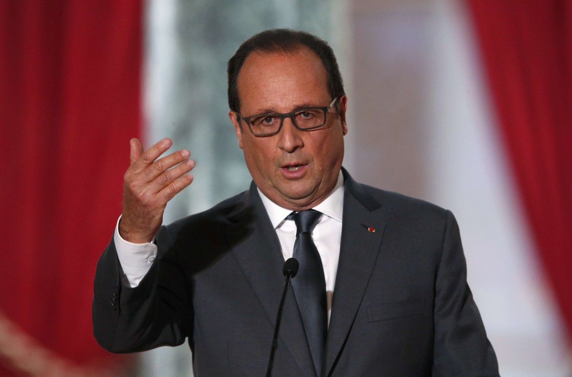 Hollande guarda passare i treni (fermi)