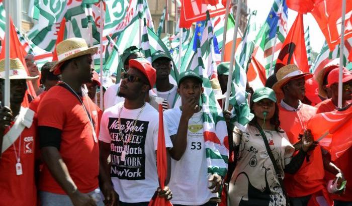 Bari, in 15mila contro il caporalato: «Il governo si muova»