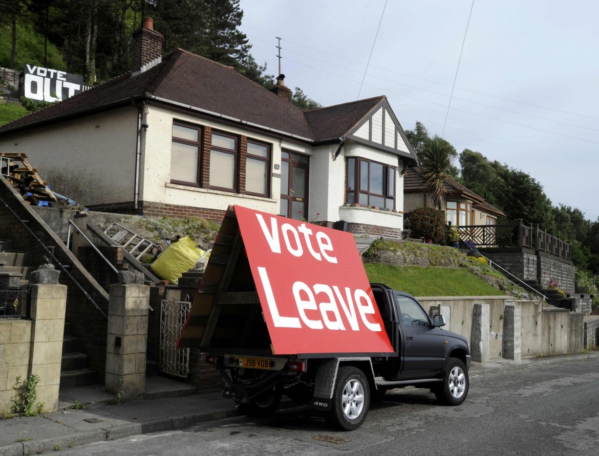 Brexit soft: no ai visti dalla Ue e al confine «duro» con l’Irlanda