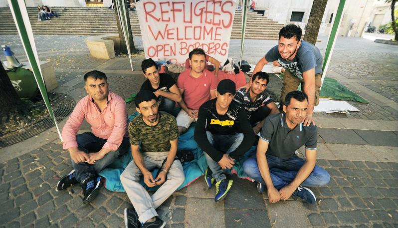 Cosenza, la polizia contro il presidio dei migranti