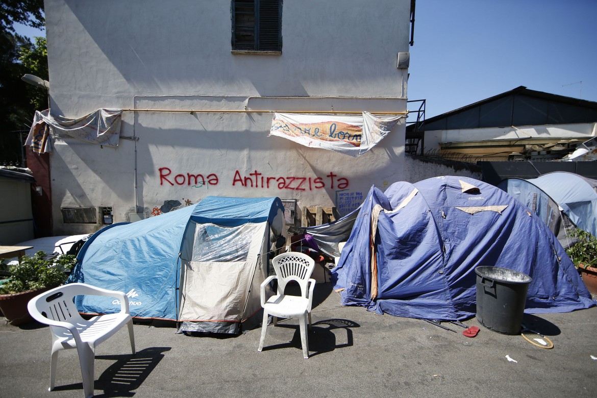 Emergenza al Baobab: «Migranti  costretti a dormire per terra»