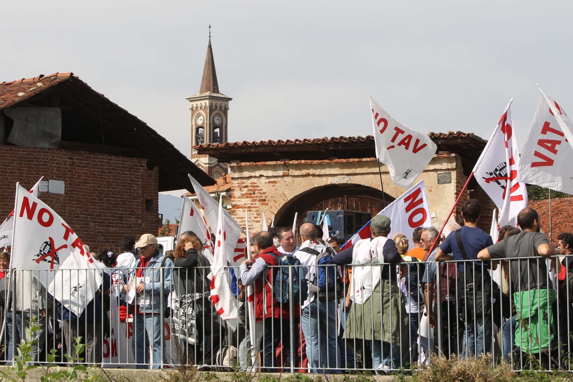 Corteo No Tav tra Rivalta e Rivoli nel 2010 - foto LaPresse