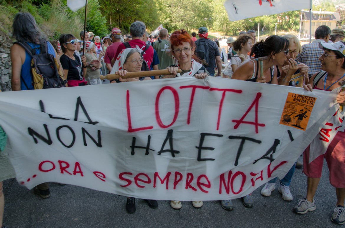 Val di Susa in marcia no Tav. E in Francia scavi al Moncenisio