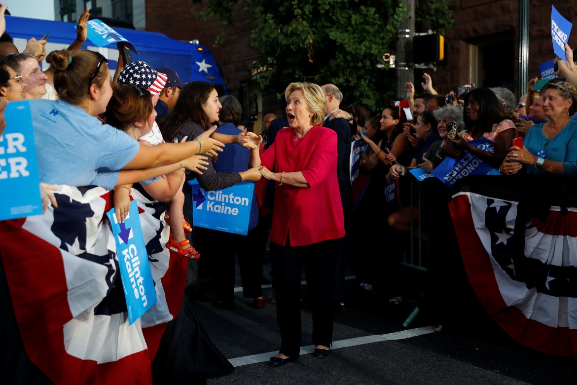 Il pullman «patriottico» di Hillary