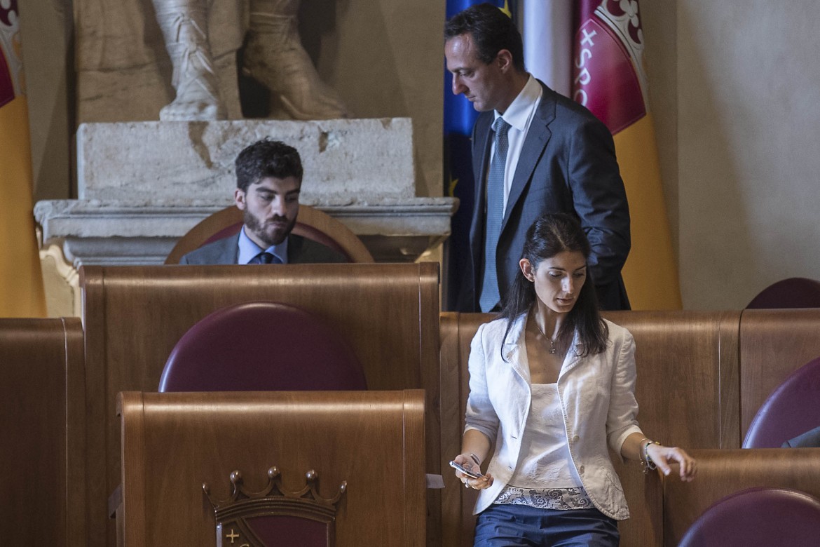 Casa e rifiuti, i due fronti di Raggi