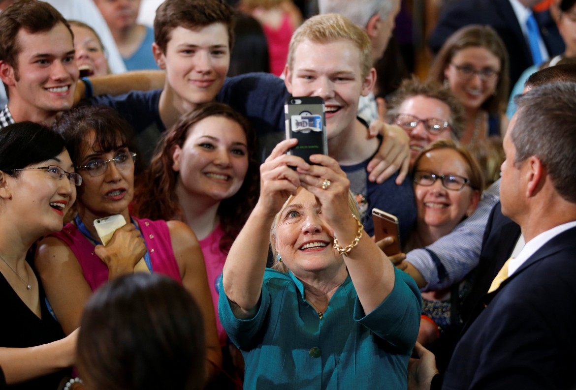 Su Hillary Clinton torna lo spettro delle e-mail