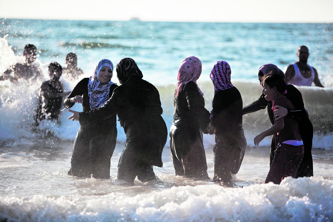 Burkini, Valls con i sindaci: «Giusto vietarlo in spiaggia»