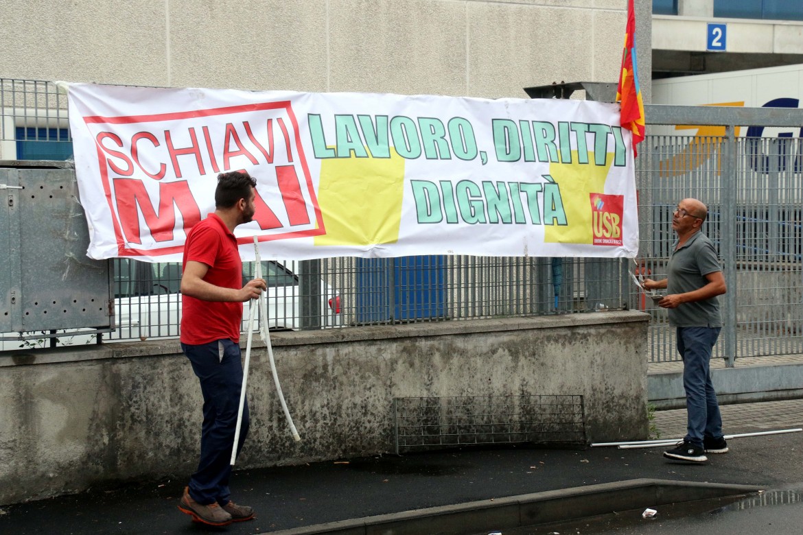 Logistica, la ribellione dei migranti contro lo sfruttamento brutale