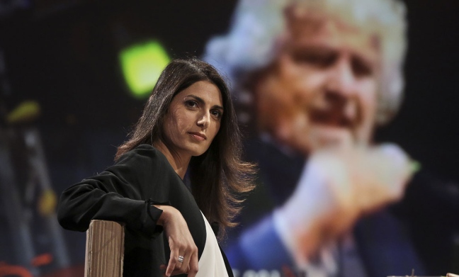 Grillo blinda Raggi con la «tessera» del Pd