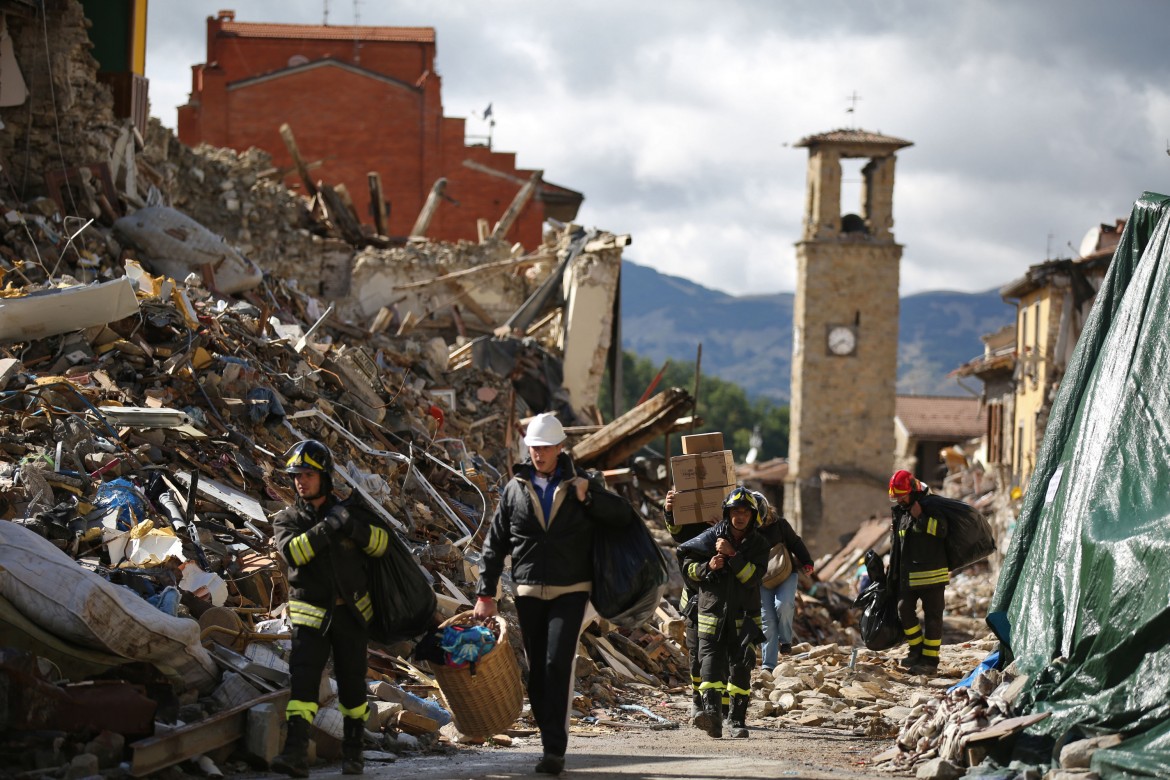 Le tende, il freddo e l’attesa triste dei riflettori spenti