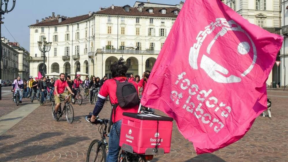 «Noi riders e cottimisti viviamo attaccati al telefono»