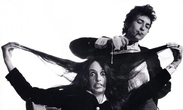 14 Bob-Dylan-and-Joan-Baez-dopo-un-concerto-nel-1965_oggetto_editoriale_720x600