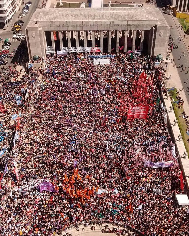 20est1 Marcha del domingo 9 en el marco del Encuentro Nacional de Mujeres  en Rosario 3n