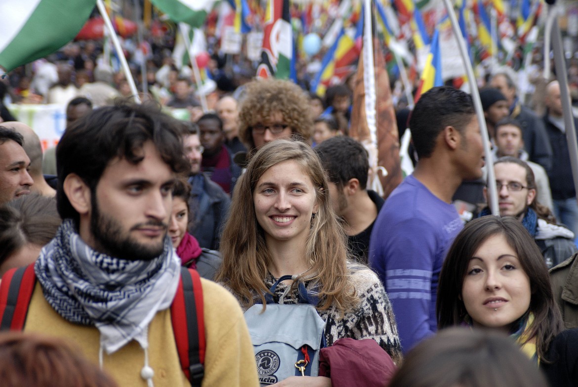 Italia senza futuro: sempre più giovani a casa con i genitori