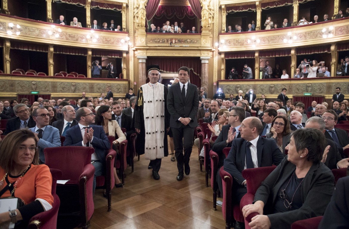 Il premier a caccia di voti in Sicilia. Ma le piazze sono vuote o blindate