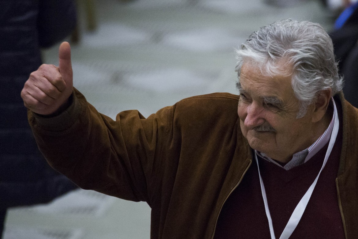 L'ex presidente dell'Uruguay Mujica durante l'incontro con i movimenti popolari del papa in Vaticano - LaPresse