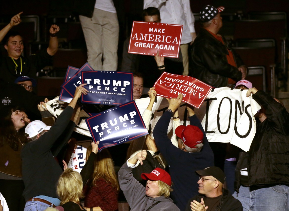 Trump giro di pista  sotto la sua «curva»: «Costruisci il muro» 