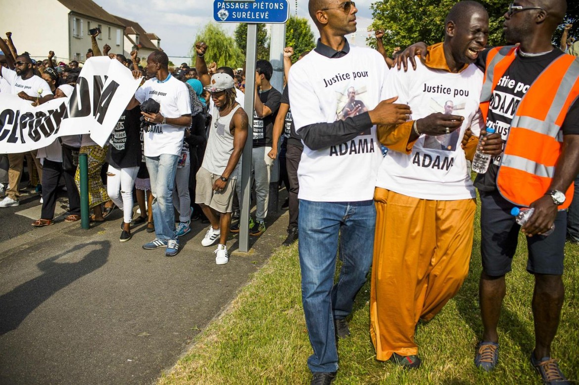 Una banlieue diventa la Ferguson francese