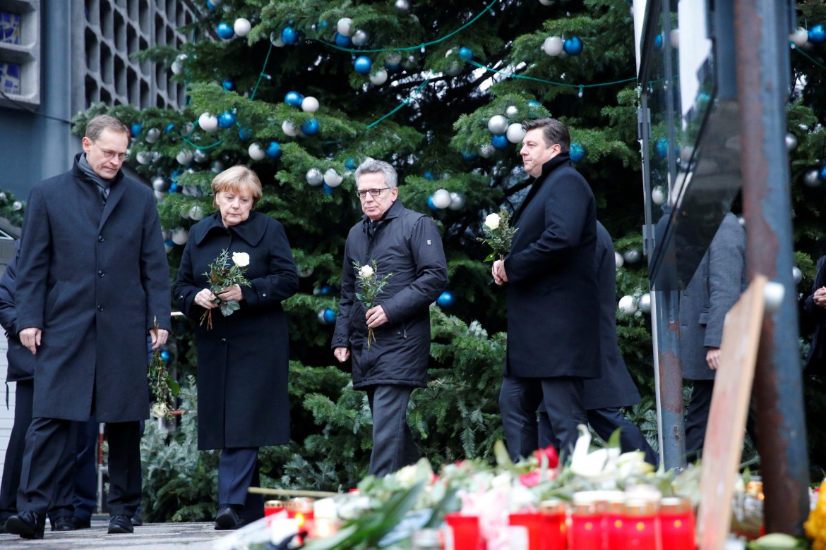 «Restiamo un paese libero e aperto», Merkel non cede alla destra