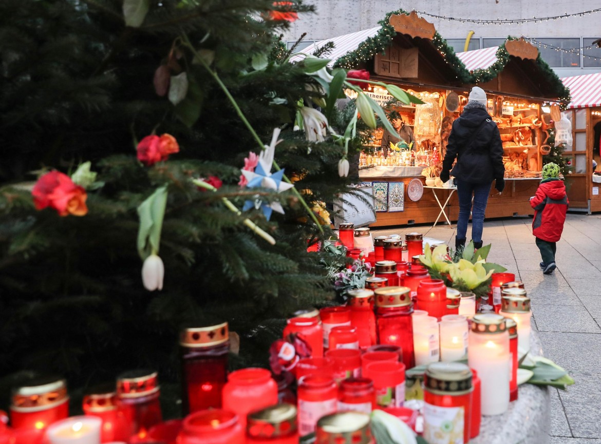 Natale a Berlino, tra i lumini di cera nell’anestesia del Momento