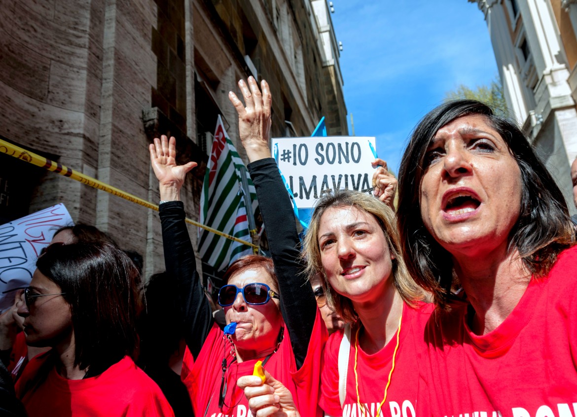 I licenziati Almaviva: «La sede di Roma non è chiusa, trasferirci è ingiusto»