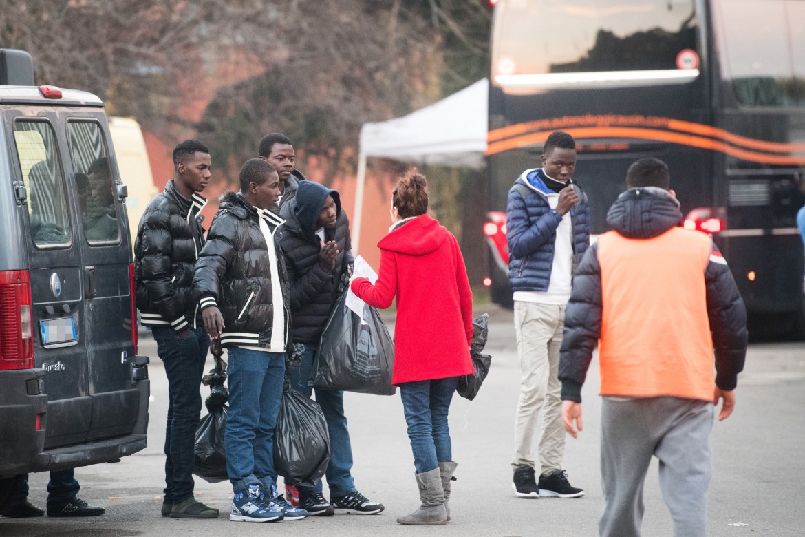 Chiudere subito il centro di accoglienza di via Mattei, dormitorio per schiavi