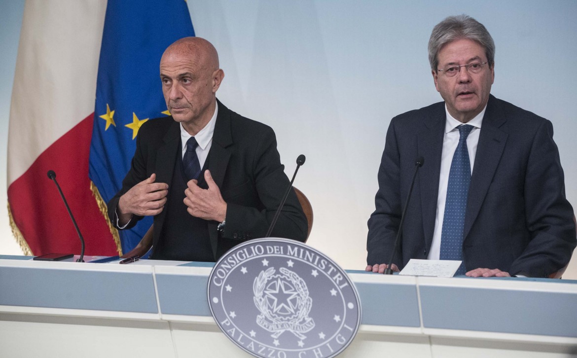 Migranti, Minniti fa marcia indietro ma i Cie restano