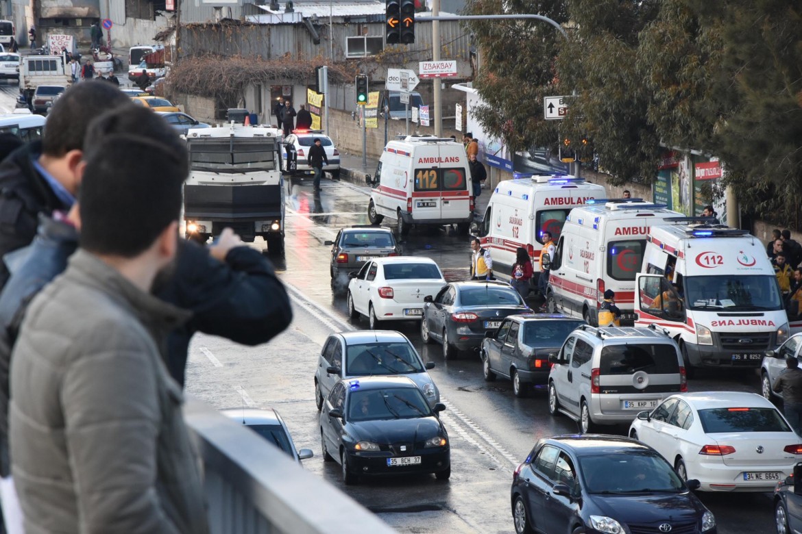 Bombe al tribunale di Smirne, Ankara le usa contro i curdi