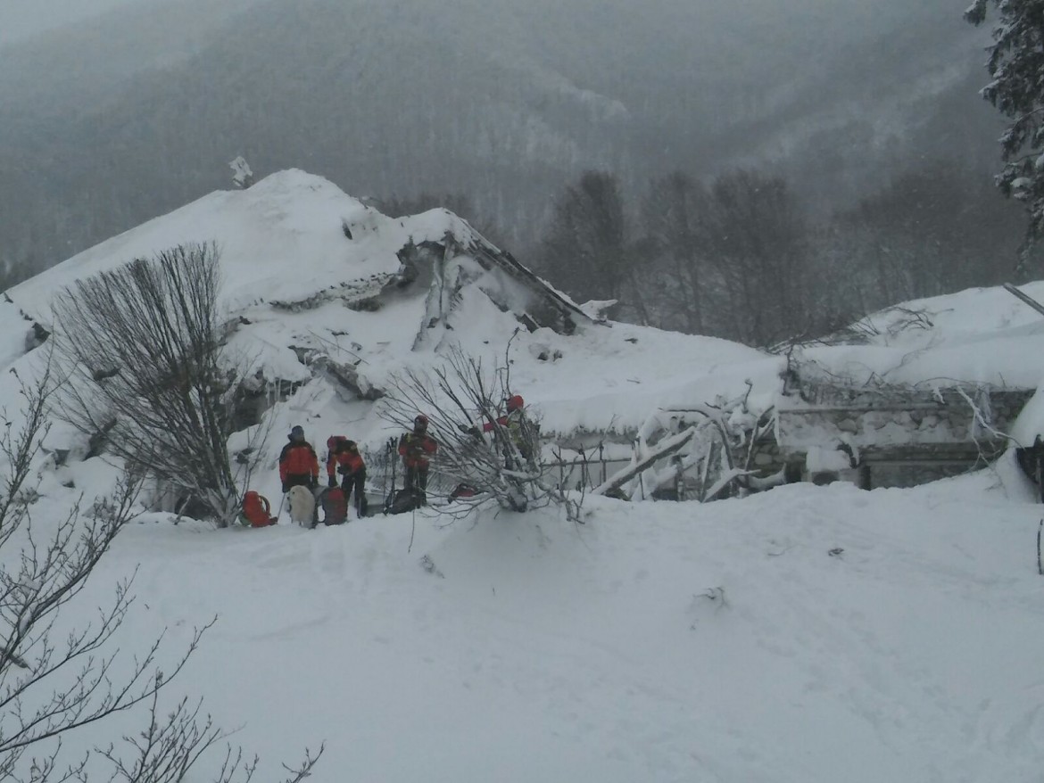 Hotel Rigopiano, la morte in attesa dello spazzaneve