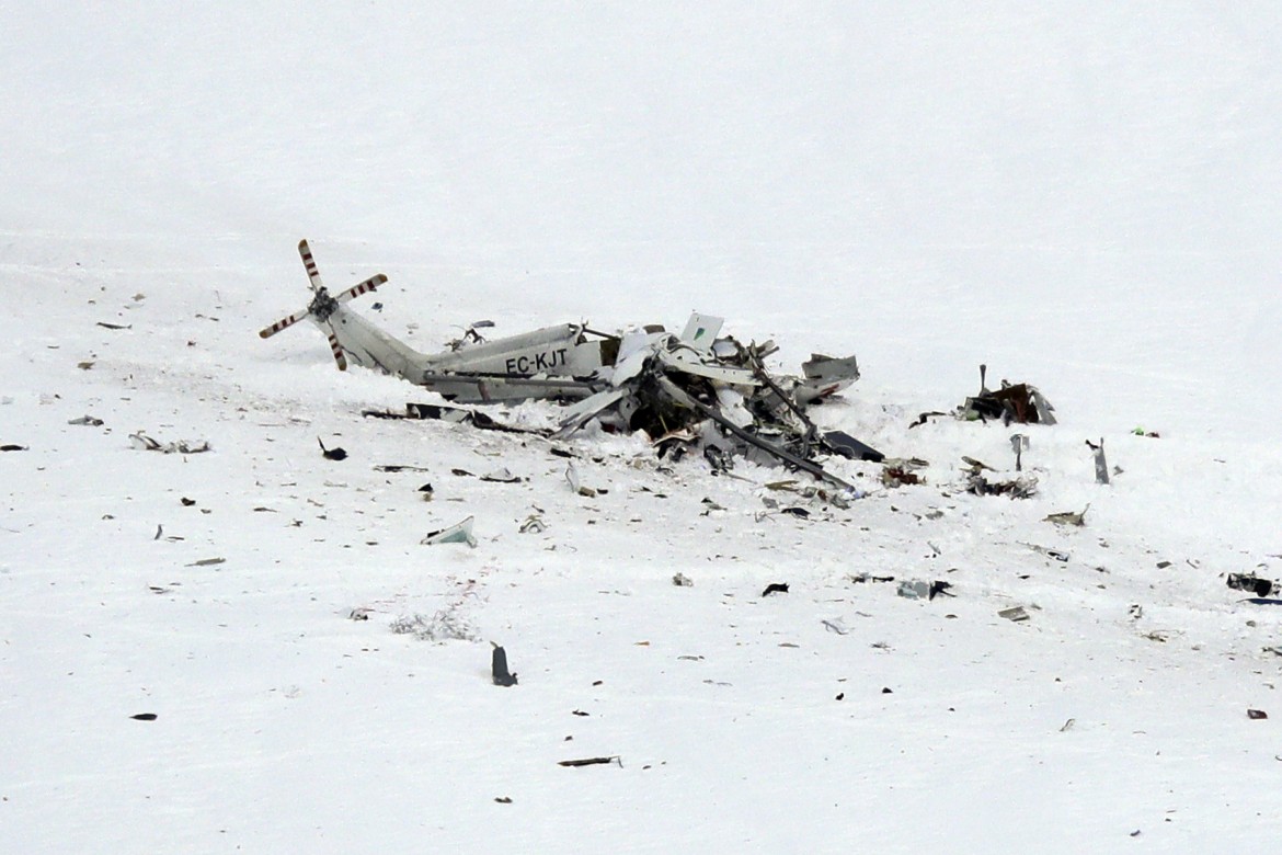 Precipita l’elicottero dei soccorsi, sei morti