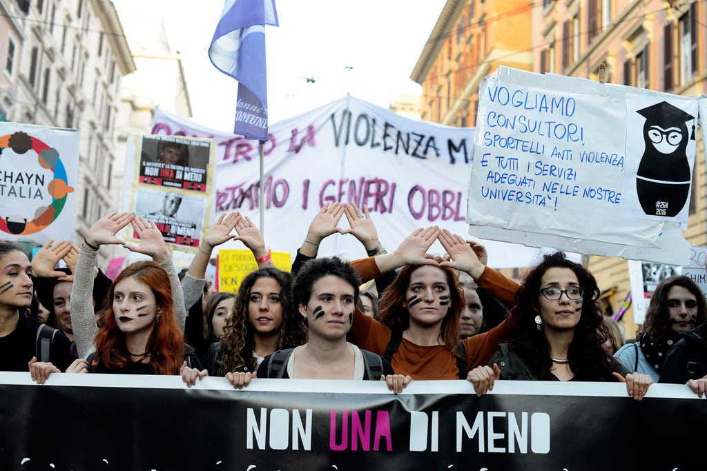 Aborto e violenza, le donne sono per strada