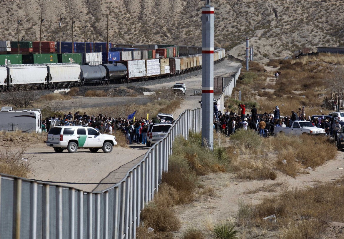 Crepe nel muro di Trump. Ma lui insiste: «Si farà»